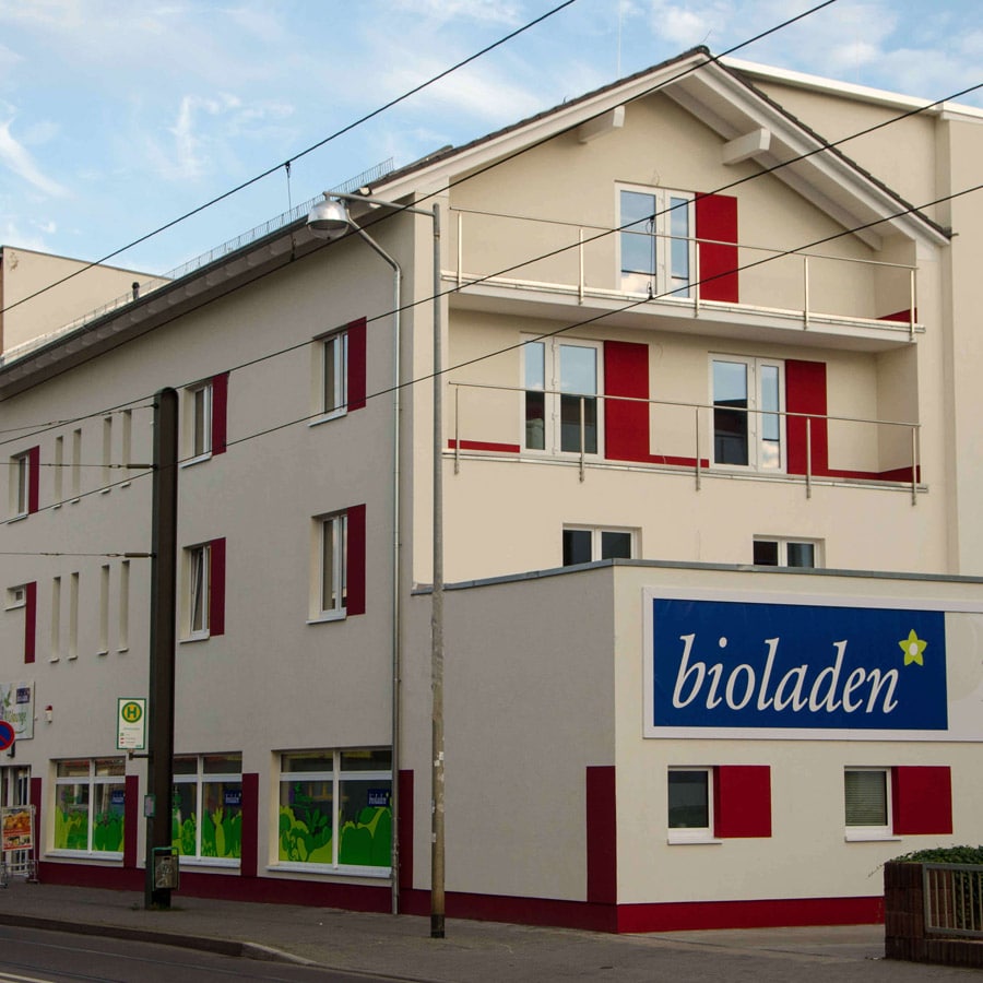 Außenansicht des Gesundheitshauses Cracauer 66 mit Bioladen, Standort der Ausbildungsräume in Magdeburg